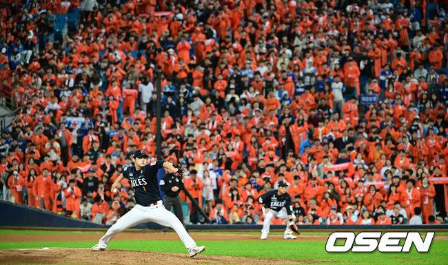 [OSEN=대구, 조은정 기자]21일 대구 삼성라이온즈파크에서 2025 신한 SOL Bank KBO리그 포스트시즌 플레이오프 3차전 삼성 라이온즈와 한화 이글스의 경기가 열렸다.홈팀 삼성은 후라도, 방문팀 한화는 류현진을 선발로 내세웠다.9회말 한화 문동주가 역투하고 있다. 2025.10.21 /cej@osen.co.kr