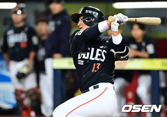 [OSEN=대구, 조은정 기자]21일 대구 삼성라이온즈파크에서 2025 신한 SOL Bank KBO리그 포스트시즌 플레이오프 3차전 삼성 라이온즈와 한화 이글스의 경기가 열렸다.홈팀 삼성은 후라도, 방문팀 한화는 류현진을 선발로 내세웠다.7회초 한화 선두타자 최재훈이 안타를 날리고 있다. 2025.10.21 /cej@osen.co.kr