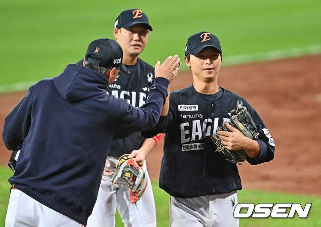 [OSEN=대구, 이석우 기자] 21일 대구 삼성라이온즈파크에서 2025 신한 SOL뱅크 KBO 플레이오프 삼성 라이온즈와 한화 이글스의 3차전 경기가 열렸다. 홈팀 삼성은 후라도가, 방문팀 한화는 류현진이 선발 투수로 출전했다.한화 이글스 최인호가 3회말 무사 1루 삼성 라이온즈 류지혁의 우익수 플라이 아웃때 강민호를 1루에서 포스 아웃시키고 이닝 교체하며 동료들과 하이파이브를 하고 있다. 2025.10.21 / foto0307@osen.co.kr