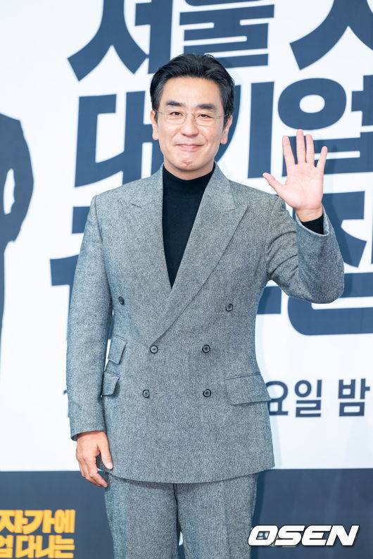 [OSEN=박준형 기자] 22일 오후 서울 구로구 신도림동 더링크호텔 서울 링크홀에서 JTBC 새 토일드라마 '서울 자가에 대기업 다니는 김 부장 이야기'(이하 ‘김 부장 이야기’)(연출 조현탁, 극본 김홍기, 윤혜성) 제작발표회가 진행됐다.‘김 부장 이야기’는 자신이 가치 있다고 생각한 모든 것을 한순간에 잃어버린 한 중년 남성이 긴 여정 끝에 마침내 대기업 부장이 아닌 진정한 본인의 모습을 발견하게 되는 이야기를 그리는 드라마로 류승룡, 명세빈, 차강윤, 정은채, 허남준 등이 출연한다.배우 류승룡이 포즈를 취하고 있다. 2025.10.22 / soul1014@osen.co.kr