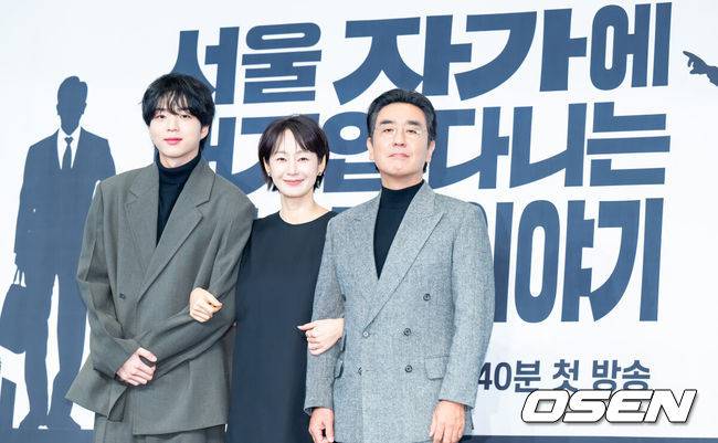 [OSEN=박준형 기자] 22일 오후 서울 구로구 신도림동 더링크호텔 서울 링크홀에서 JTBC 새 토일드라마 '서울 자가에 대기업 다니는 김 부장 이야기'(이하 ‘김 부장 이야기’)(연출 조현탁, 극본 김홍기, 윤혜성) 제작발표회가 진행됐다.‘김 부장 이야기’는 자신이 가치 있다고 생각한 모든 것을 한순간에 잃어버린 한 중년 남성이 긴 여정 끝에 마침내 대기업 부장이 아닌 진정한 본인의 모습을 발견하게 되는 이야기를 그리는 드라마로&nbsp;류승룡, 명세빈,&nbsp;차강윤,&nbsp;정은채,&nbsp;허남준&nbsp;등이 출연한다.배우 차강윤과 명세빈, 류승룡이 포즈를 취하고 있다. 2025.10.22 / soul1014@osen.co.kr