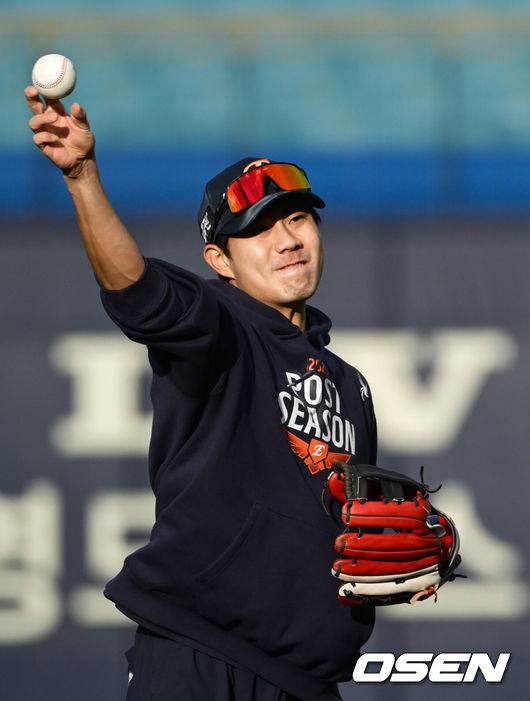 [OSEN=대구, 조은정 기자]22일 대구 삼성라이온즈파크에서 2025 신한 SOL Bank KBO리그 포스트시즌 플레이오프 4차전 삼성 라이온즈와 한화 이글스의 경기가 열린다.홈팀 삼성은 원태인, 방문팀 한화는 정우주를 선발로 내세웠다.한화 심우준이 훈련을 하고 있다. 2025.10.22 /cej@osen.co.kr