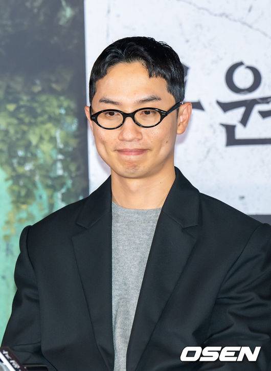 [OSEN=박준형 기자] 22일 오후 서울 용산아이파크몰 내 용산 CGV에서 영화 '구원자' 언론시사회가 진행됐다.영화 ‘구원자’는 축복의 땅 오복리로 이사 온 ‘영범’과 ‘선희’에게 기적 같은 일이 벌어지고, 이 모든 것이 누군가 받은 불행의 대가임을 알게 되면서 벌어지는 미스터리 오컬트로 배우 김병철과 송지효, 김히어라가 출연한다.신준 감독이 질문를 듣고 있다.  2025.10.22 / soul1014@osen.co.kr