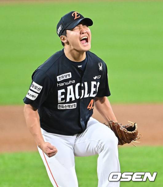 [OSEN=대구, 이석우 기자] 22일 대구 삼성라이온즈파크에서 2025 신한 SOL뱅크 KBO 플레이오프 삼성 라이온즈와 한화 이글스의 4차전 경기가 열렸다. 홈팀 삼성은 원태인이, 방문팀 한화는 정우주가 선발 투수로 출전했다.한화 이글스 선발투수 정우주가 3회말 1사 1루 삼성 라이온즈 김성윤을 유격수 병살로 잡고 포효하고 있다. 2025.10.22 / foto0307@osen.co.kr