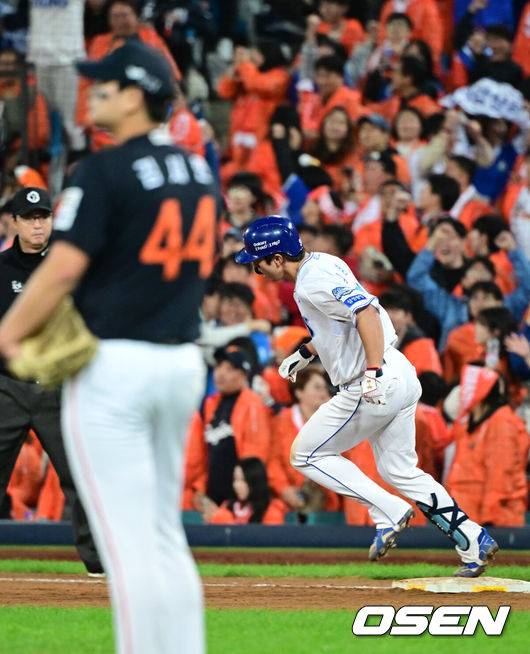 [OSEN=대구, 조은정 기자]22일 대구 삼성라이온즈파크에서 2025 신한 SOL Bank KBO리그 포스트시즌 플레이오프 4차전 삼성 라이온즈와 한화 이글스의 경기가 열렸다.홈팀 삼성은 원태인, 방문팀 한화는 정우주를 선발로 내세웠다.6회말 1사 1,3루 삼성 김영웅이 동점 3점 홈런을 날리니 뒤 베이스를 돌고 있다. 2025.10.22 /cej@osen.co.kr