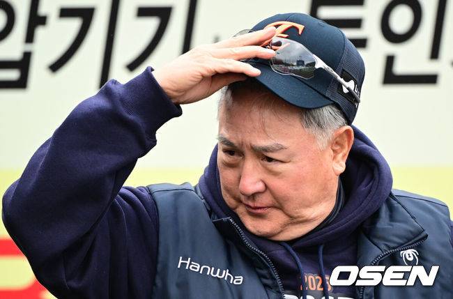 [OSEN=대구, 조은정 기자]22일 대구 삼성라이온즈파크에서 2025 신한 SOL Bank KBO리그 포스트시즌 플레이오프 4차전 삼성 라이온즈와 한화 이글스의 경기가 열린다.홈팀 삼성은 원태인, 방문팀 한화는 정우주를 선발로 내세웠다.한화 김경문 감독이 선수단 훈련을 지켜보고 있다. 2025.10.22 /cej@osen.co.kr