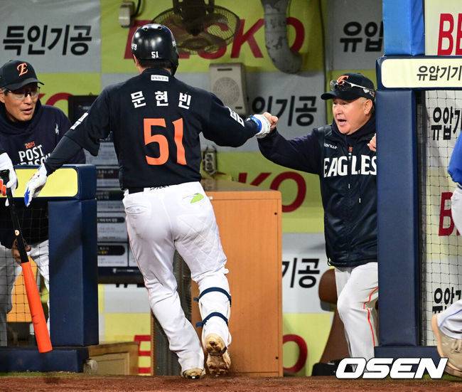 [OSEN=대구, 조은정 기자]22일 대구 삼성라이온즈파크에서 2025 신한 SOL Bank KBO리그 포스트시즌 플레이오프 4차전 삼성 라이온즈와 한화 이글스의 경기가 열렸다.홈팀 삼성은 원태인, 방문팀 한화는 정우주를 선발로 내세웠다.5회초 2사 2,3루 한화 문현빈이 3점 홈런을 날린 뒤 김경문 감독의 축하를 받고 있다. 2025.10.22 /cej@osen.co.kr