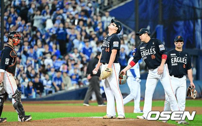 [OSEN=대구, 최규한 기자] 22일 대구 삼성라이온즈파크에서 ‘2025 신한 SOL Bank KBO리그’ 포스트시즌 플레이오프 4차전 삼성 라이온즈와 한화 이글스의 경기가 열렸다.삼성은 원태인, 한화는 정우주를 선발로 내세웠다.6회말 2사 1, 2루 상황 한화 투수 김서현이 마운드를 내려가며 동료들의 격려를 받고 있다. 2025.10.22 / dreamer@osen.co.kr