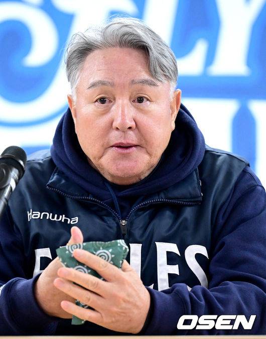 [OSEN=대구, 최규한 기자] 22일 대구 삼성라이온즈파크에서 ‘2025 신한 SOL Bank KBO리그’ 포스트시즌 플레이오프 4차전 삼성 라이온즈와 한화 이글스의 경기가 열린다.삼성은 원태인, 한화는 정우주를 선발로 내세운다.경기를 앞두고 한화 김경문 감독이 취재진과 질의응답 시간을 갖고 있다. 2025.10.22 / dreamer@osen.co.kr