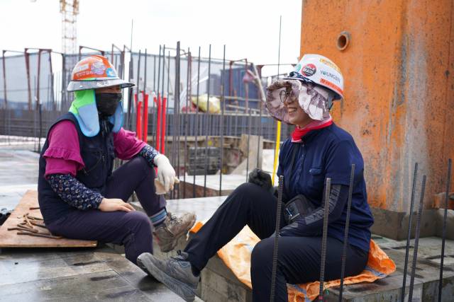 ▲건설 현장에서 '먹매김'을 여성 노동자 김혜숙 씨(오른쪽)와 그의 동료. '먹매김'은 콘크리트 바닥에 먹실을 튕겨 도면을 그리는 일로 건설 현장의 기초가 되는 일을 말한다. ⓒ프레시안(박정연)