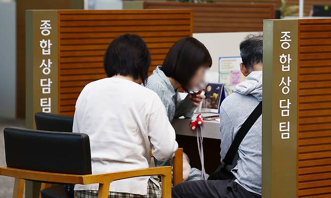 부동산 대출규제 강화 첫날인 지난 16일 서울 시내의 한 은행에서 시민들이 대출 상담을 받고 있다. 뉴스1