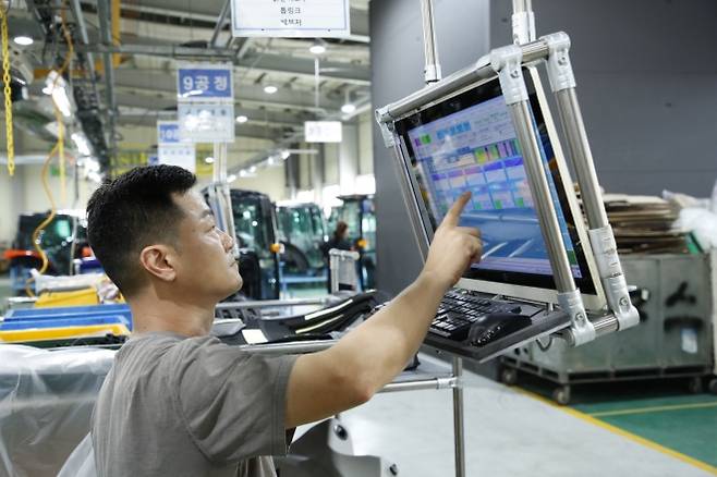 21일 서울 강남구 코엑스에서 열린 삼성의 ‘스마트공장 10주년 기념행사’에서 농기계 제조업체 ‘위제스’의 한 직원이 관리 시스템을 통해 생산 공정을 제어하고 있다. 삼성전자 제공