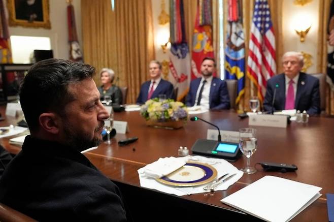 지난 17일 백악관에서 트럼프 대통령과 젤렌스키 대통령이 회담하고 있다. AP 연합뉴스
