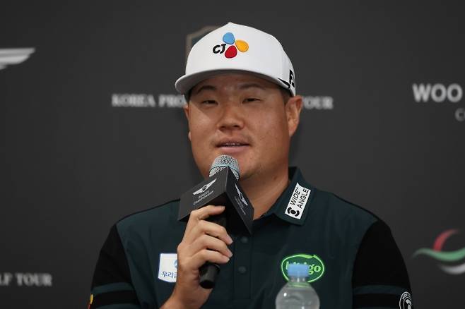 임성재가 22일  충남 천안시 우정힐스 컨트리클럽에서 열린 제네시스 챔피언십 기자회견에서 기자들의 질문에 답하고 있다. KPGA 제공