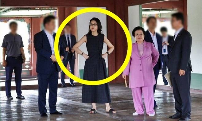 2023년 9월 경복궁 경회루 비공개 방문 당시 김건희 여사. 옆으로는 금거북이 매관매직 의혹을 받는 이배용 전 국가교육위원장이 보인다. 유튜브 방송 ‘주기자 라이브’ 화면