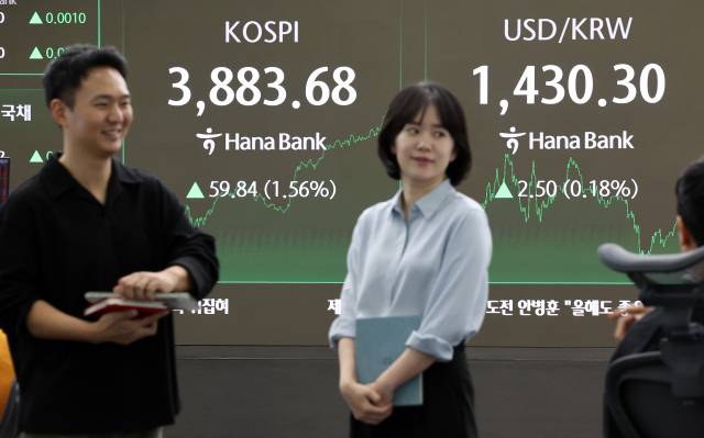 22일 서울 중구 하나은행 딜링룸 현황판에 코스피 지수 등이 표시되고 있다. 연합뉴