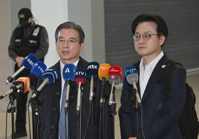 김용범(왼쪽) 대통령실 정책실장과 김정관 산업통상자원부 장관이 22일 인천국제공항에서 한미 관세 협상 추가 논의를 위해 미국 워싱턴DC로 출국하기 직전 취재진의 질문에 답하고 있다. 영종도=권욱 기자