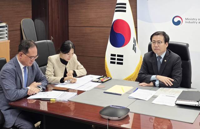 여한구 산업통상부 통상교섭본부장이 22일 서울 중구 대한상공회의소에서 리청강 중국 상무부 국제무역협상대표(장관급)와 화상으로 면담하고 있다. 사진 제공=산업부