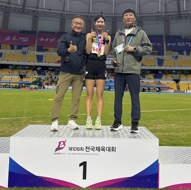 지난 21일 열린 전국체육대회 여자일반부 5000m에서 경산시 육상팀 김유진 선수가 15분47초15의 기록으로 대회 신기록을 세우며 금메달을 차지하고 기념사진을 찍고 있다. ⓒ경산시