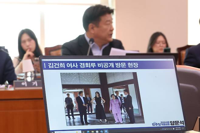 양문석 더불어민주당 의원이 22일 서울 여의도 국회에서 열린 문화체육관광위원회의 국립중앙박물관, 국립중앙도서관 등에 대한 국정감사에서 정용석 국립박물관문화재단 사장에게&nbsp;김건희&nbsp;여사의 경복궁 근정전 용상 착석 의혹에 관해 추궁하고 있다. ⓒ연합뉴스