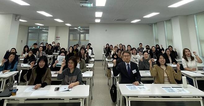 22일 청소년복합커뮤니티센터에서 '부모·자녀 기질 맞춤형 가족 소통법'을 진행했다. ⓒ천안시 제공