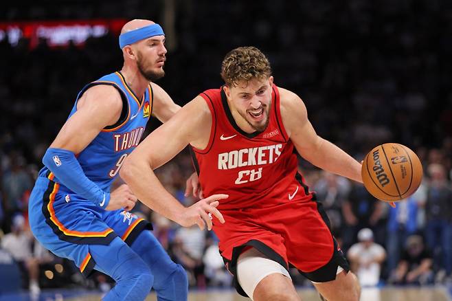 휴스턴 알프렌 센군(오른쪽)이 22일(한국시간) 페이콤센터에서 열린 오클라호마시티전 도중 알렉스 카루소의 수비를 피해 드리블 돌파를 시도하고 있다. 오클라호마시티(미 오클라호마주)｜AP뉴시스