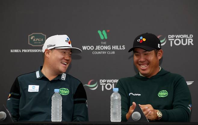 ‘디펜딩 챔피언’ 안병훈(오른쪽)이 공식 기자회견에서 임성재와 함께 환하게 웃고 있다. 사진제공 | KPGA
