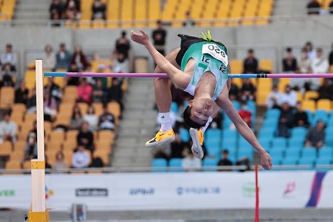 우상혁이 22일 부산아시아드 주경기장에서 열린 제106회 전국체육대회 6일째 남자 일반부 높이뛰기 결선에서 바를 넘고 있다. 2m20의 기록으로 정상에 오른 그는 올해 출전한 10차례 국내외 대회에서 모두 입상(금9·은메달 1개)하며 생애 최고의 해를 보냈다. 사진제공│대한육상연맹