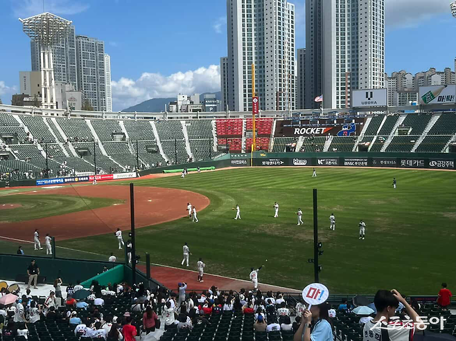 사직구장에서 응원하는 관중들. 사진 제공｜이선명 학생기자
