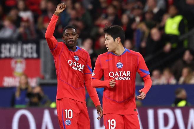 PSG 뎀벨레가 22일 UCL 레버쿠젠전에서 골을 넣은 뒤 이강인과 함께 서 있다. AFP연합뉴스