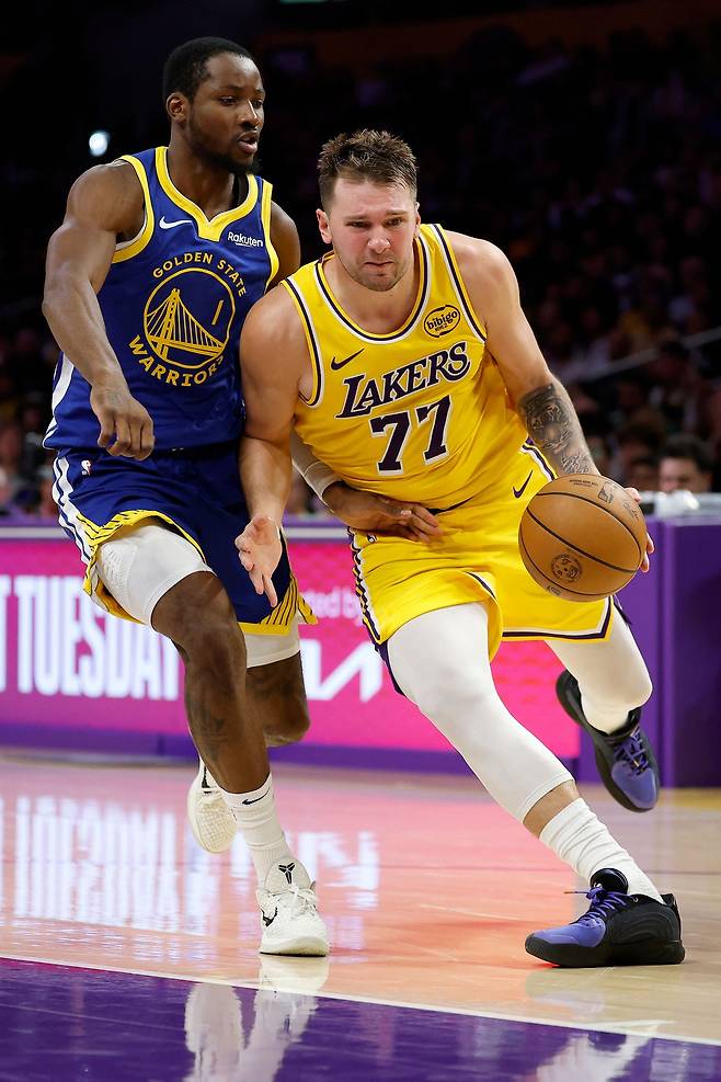 LA 레이커스 돈치치가 22일 골든스테이트전에서 드리블 돌파하고 있다. AFP연합뉴스