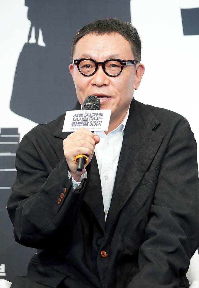 조현탁 감독이 22일 오후 서울 신도림 더 링크 호텔에서 열린 JTBC 새 주말극 ‘서울 자가에 대기업 다니는 김 부장 이야기’ 제작발표회에 참석해 발언하고 있다. 사진 JTBC