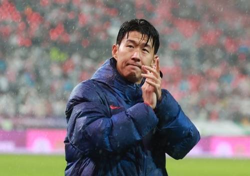 서울 마포구 서울월드컵경기장에서 브라질전을 마친 뒤 팬들에게 인사하고 있는 손흥민. 연합뉴스