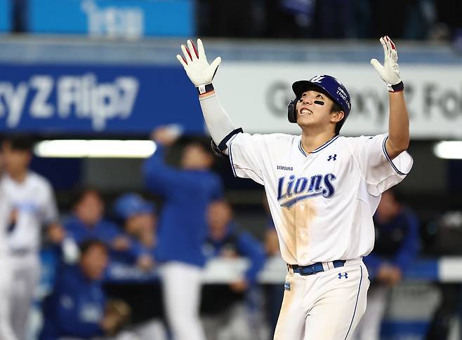 22일 대구삼성라이온즈파크에서 열린 2025 KBO 포스트시즌 플레이오프 한화 이글스 대 삼성 라이온즈 4차전. 7회 말 1사 1,2루 때 삼성 김영웅이 3점 홈런을 친 후 기뻐하고 있다. 2025.10.22 연합뉴스