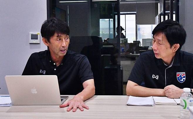 ▲ 이시이 감독은 일본 J리그 가시마 앤틀러스를 등을 지도한 뒤 최근에는 태국 프로축구 부리람 유나이티드를 맡아 2년 연속 정규리그 우승을 이끌었다. 태국 축구를 잘 아는 일본인 감독이라는 평가 아래 태국 A대표팀을 맡아 지도하다 하루아침에 해고 통보를 받았다.&nbsp;ⓒ 태국축구협회