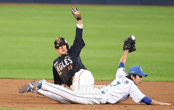 ▲ 5회 심우준의 희생번트 때 간발의 차이로 2루에서 세이프된 최재훈 ⓒ곽혜미 기자