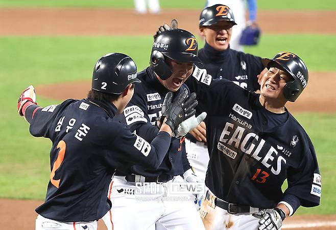 ▲ 1회 선제 적시타에 이어 4회 결정적인 3점 홈런을 터뜨린 문현빈 ⓒ곽혜미 기자