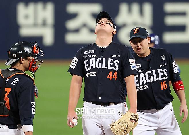 ▲ 통한의 동점 3점 홈런을 허용하며 수렁이 깊어지고 있는 김서현 ⓒ곽혜미 기자