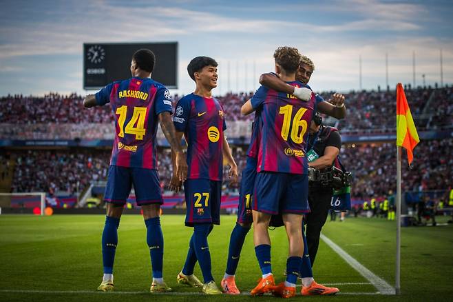 페르난데스(왼쪽에서 두 번쨰)가 22일(한국시간) 스페인 바르셀로나의 에스타디 올림피크 루이스 콤파냐스에서 열린 2025~2026시즌 유럽축구연맹(UEFA) 챔피언스리그(UCL) 리그 페이즈 3차전 중 바르셀로나의 골을 축하하고 있다. /사진=FC바르셀로나 공식 사회관계망서비스(SNS)