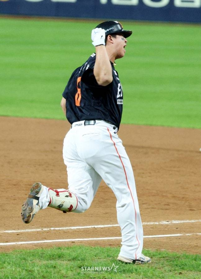 한화 노시환이 21일 열린 2025 KBO 플레이오프 3차전에서 5회초 역전 2점 홈런을 터트린 뒤 기뻐하고 있다. /사진=김진경 대기자
