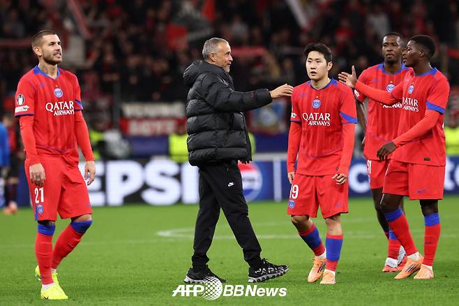 이강인(오른쪽 세 번째) 등 파리 생제르맹(PSG) 선수들이 22일 레버쿠젠전을 마친 뒤 인사를 나누고 있다. /AFPBBNews=뉴스1