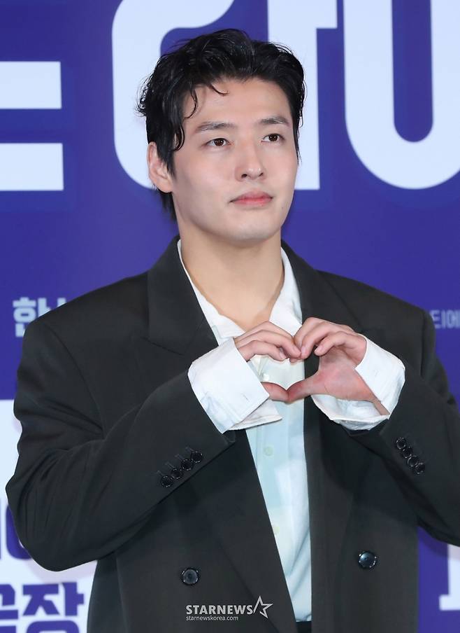 [서울=뉴시스] 김혜진 기자 = 배우 강하늘이 22일 오전 서울 용산구 CGV 용산아이파크몰에서 열린 영화 '퍼스트 라이드(감독 남대중) 언론시사회에서 포즈를 취하고 있다. 2025.10.22. jini@newsis.com /사진=김혜진