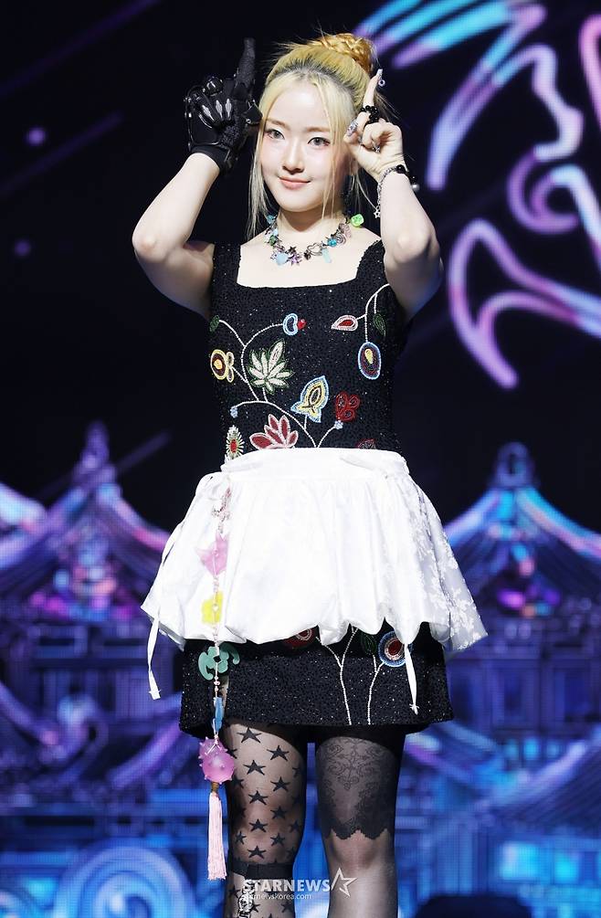 그룹 비비업 수연이 22일 서울 용산구 블루스퀘어에서 진행된 첫 번째 미니앨범 선공개 곡 'House Party' 발매 기념 쇼케이스에서 포즈를 취하고 있다. /2025.10.22 /사진=김휘선 hwijpg@