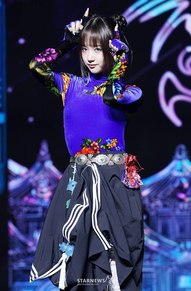 그룹 비비업 킴이 22일 서울 용산구 블루스퀘어에서 진행된 첫 번째 미니앨범 선공개 곡 'House Party' 발매 기념 쇼케이스에서 포즈를 취하고 있다. /2025.10.22 /사진=김휘선 hwijpg@