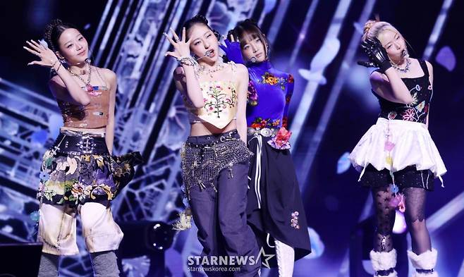 그룹 비비업이 22일 서울 용산구 블루스퀘어에서 진행된 첫 번째 미니앨범 선공개 곡 'House Party' 발매 기념 쇼케이스에서 포즈를 취하고 있다. /2025.10.22 /사진=김휘선 hwijpg@