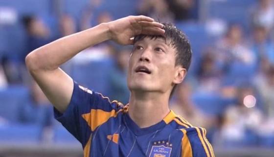 이청용이 지난 18일 울산문수경기장에서 열린 울산 HD 대 광주FC의 '하나은행 K리그1 2025' 33라운드에서 '골프 스윙 세리머니'를 펼치고 있다. /사진=쿠팡플레이 중계화면 갈무리