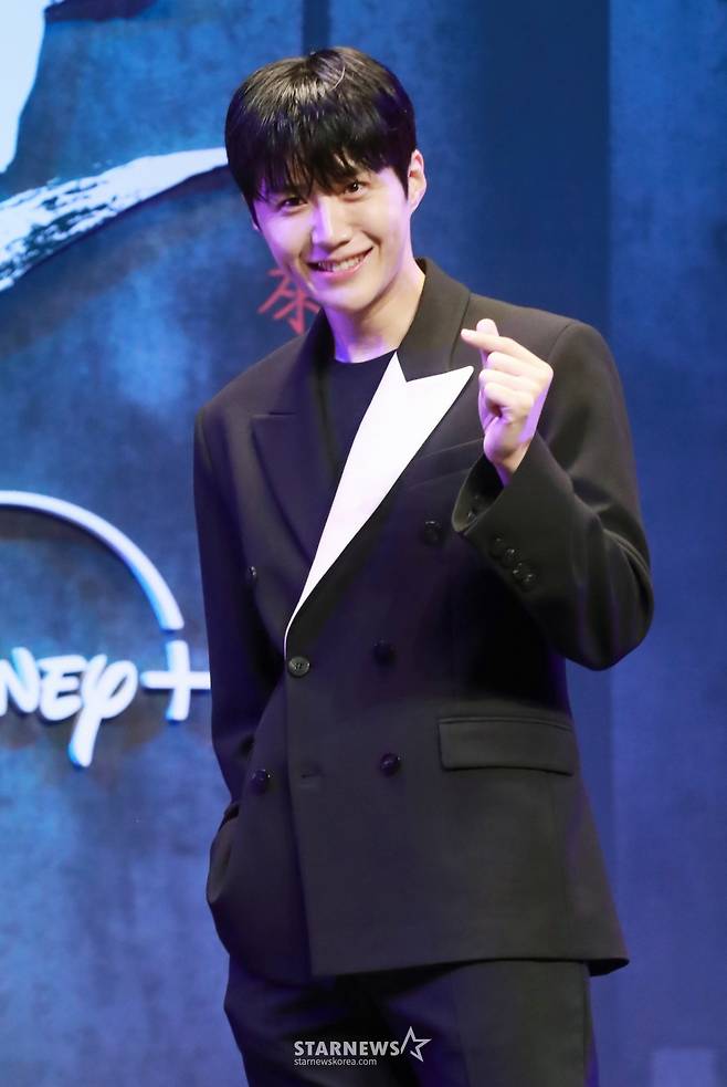 배우 김선호가 15일 오전 서울 그랜드 인터컨티넨탈 서울 파르나스 호텔에서 진행된 디즈니+ 오리지널 시리즈 '폭군' 제작보고회에 참석해 포즈를 취하고 있다.  ‘폭군 프로그램’의 마지막 샘플이 배달사고로 사라진 후 각기 다른 목적으로 그것을 차지하기 위해 모여든 사람들이 서로 쫓고 쫓기게 되는 이야기를 그린 추격 액션 스릴러 '폭군'은 8월 14일 공개된다. /2024.07.15 /사진=이동훈