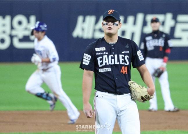 2025 KBO리그 플레이오프 4차전 삼성 라이온즈 대 한화 이글스전이 22일 대구 삼성라이온즈파크에서 열렸다.  한화 김서현이 6회말 1사 1,3루에서 삼성 김영웅에게 3점포를 얻어맞고 허탈해하고 있다. /사진=김진경 대기자