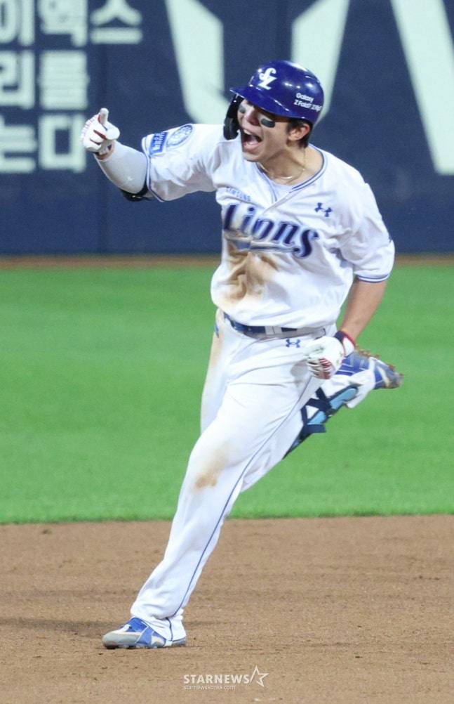 2025 KBO리그 플레이오프 4차전 삼성 라이온즈 대 한화 이글스전이 22일 대구 삼성라이온즈파크에서 열렸다.  삼성 김영웅이 6회말 1사 1,3루에서 3점 홈런을 날리고 홈인하고 있다. /사진=김진경 대기자