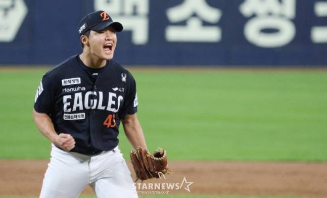 2025 KBO리그 플레이오프 4차전 삼성 라이온즈 대 한화 이글스전이 22일 대구 삼성라이온즈파크에서 열렸다. 한화 선발 정우주가 3회말 1사 1루에서 삼성 김성윤을 병살로 잡고 포효하고 있다. /사진=김진경 대기자